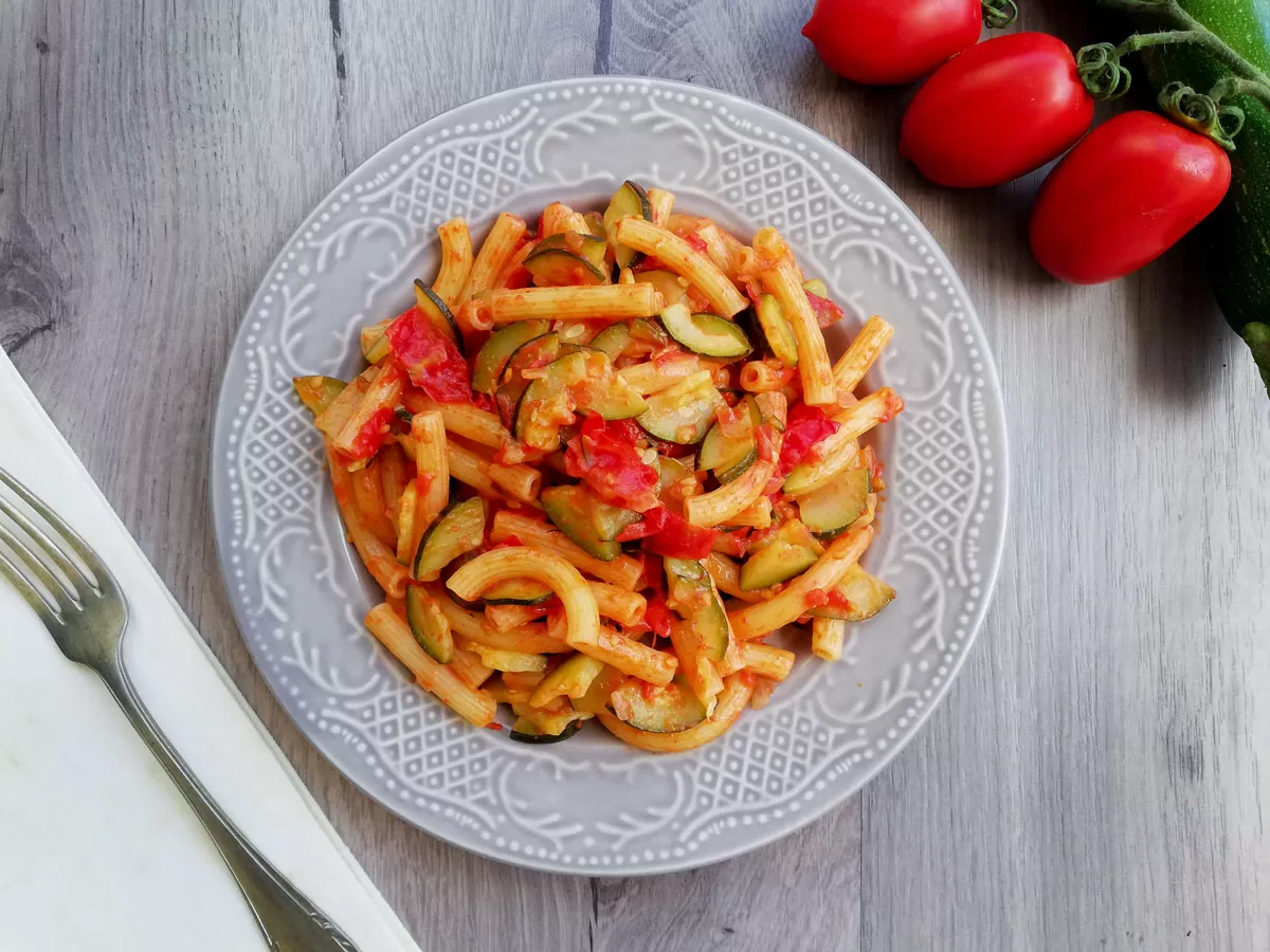 Zucchine-pomodoro_cherry-basilico