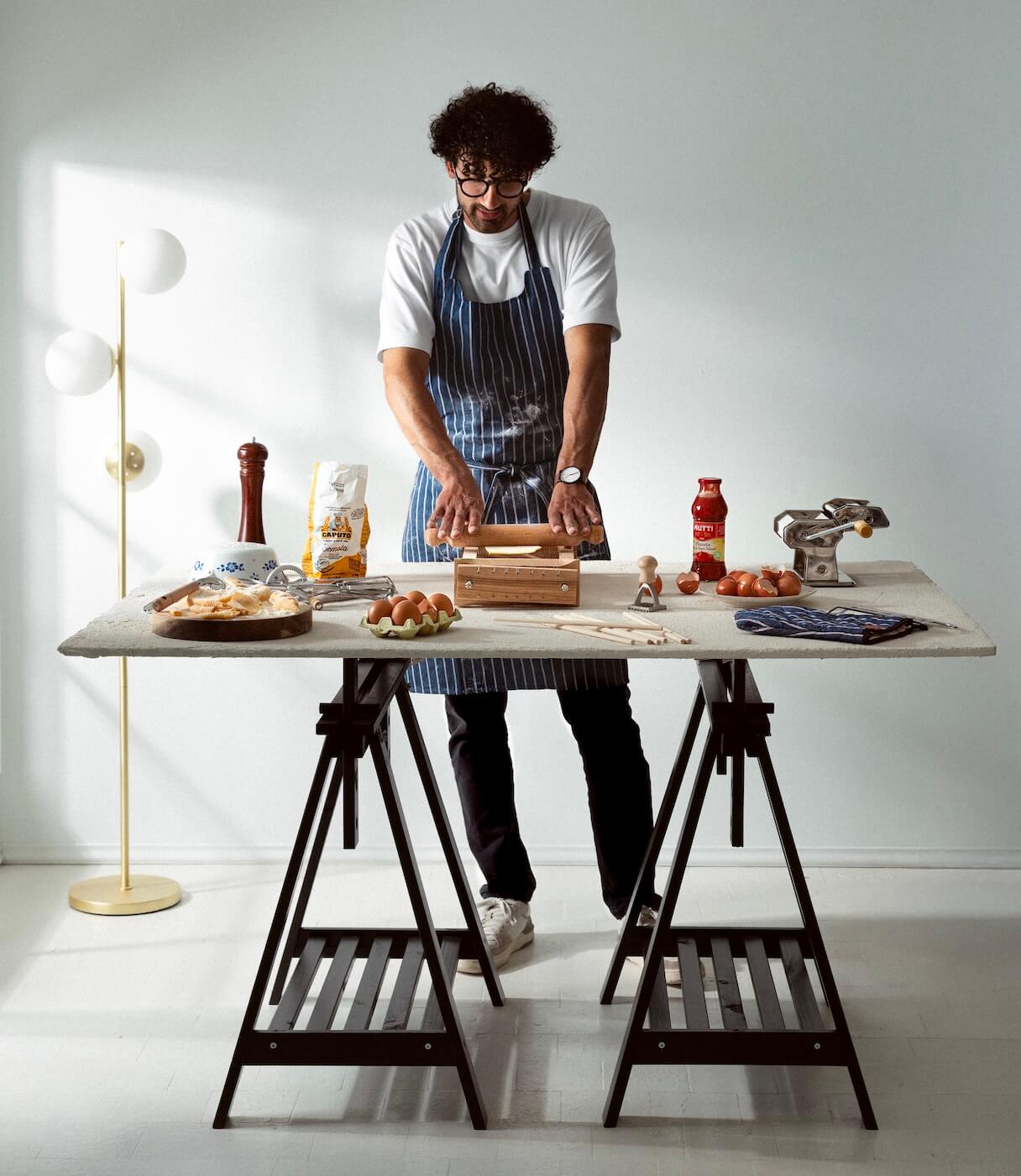 Claudio Consorte cooking Carbonara